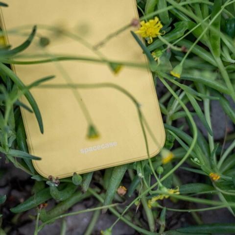Spacecase Silicone Case iPhone 15 yellow